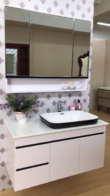 Los gabinetes/las unidades blancos por encargo de la vanidad del cuarto de baño escogen el lavabo montado en la pared