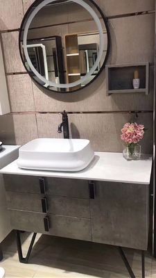 Gabinetes de la vanidad del cuarto de baño del cuarto de baño del fregadero del cortijo con los tops sobre el lavabo del contador